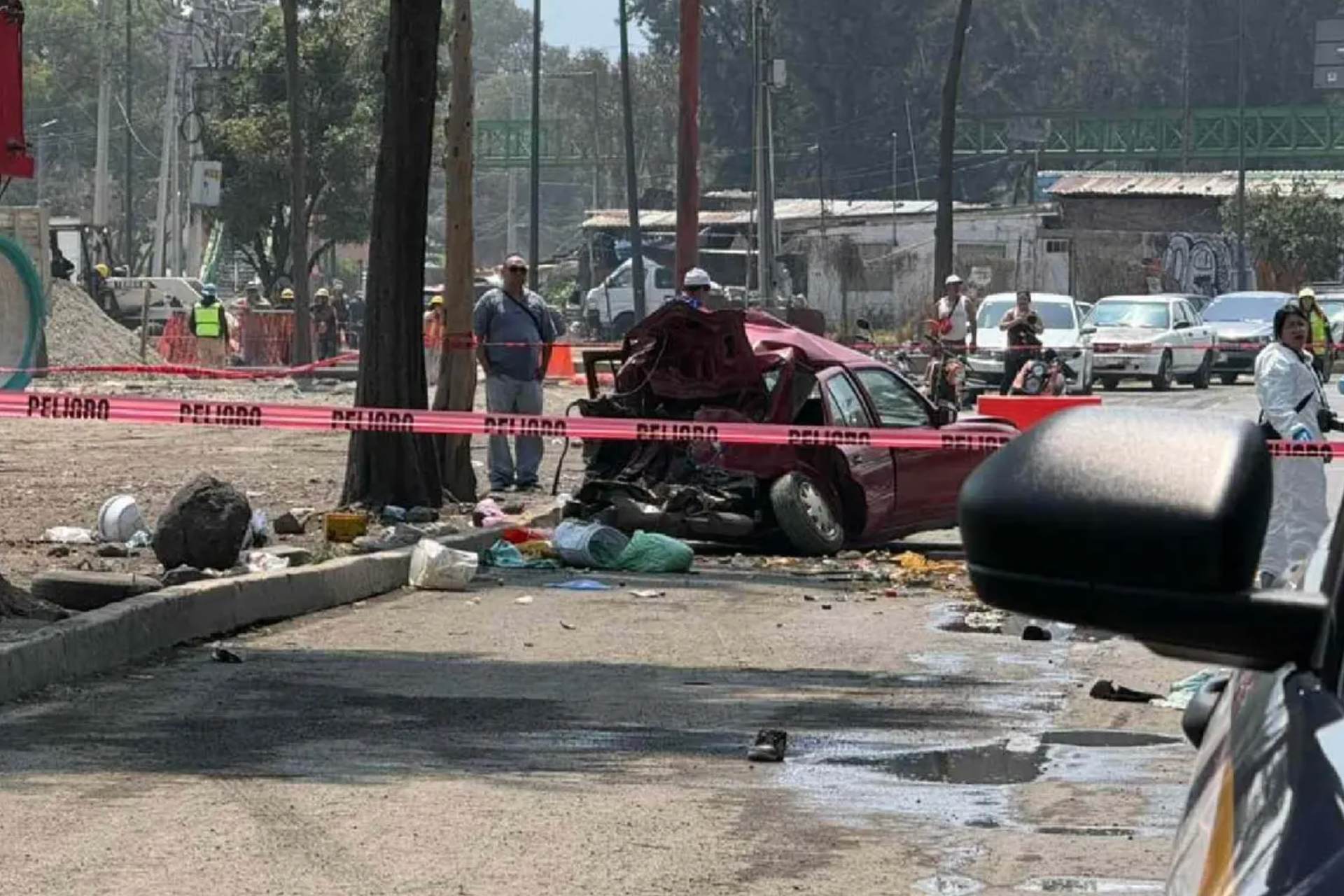 Tráiler embiste a dos autos en Calzada Ignacio Zaragoza, CDMX; hay dos muertos