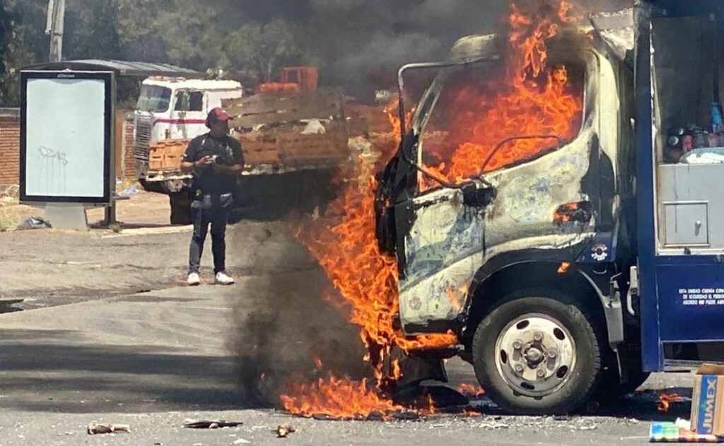 Video: Comuneros de Arantepacua queman vehículos y causan destrozos en Morelia