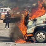 Video: Comuneros de Arantepacua queman vehículos y causan destrozos en Morelia