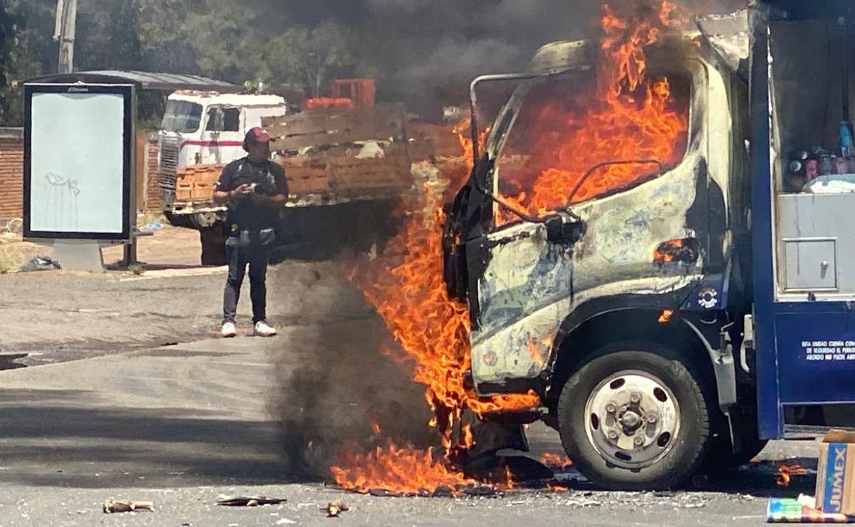 Video: Comuneros de Arantepacua queman vehículos y causan destrozos en Morelia