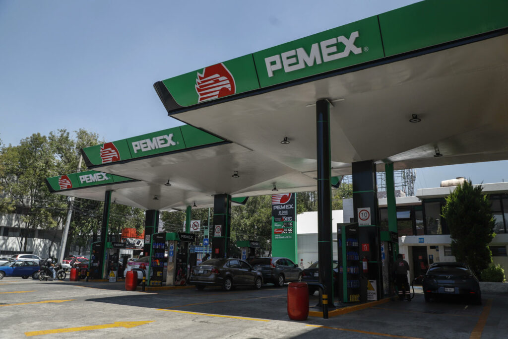Especialistas alertan costo fiscal para México por contener precios de gasolinas