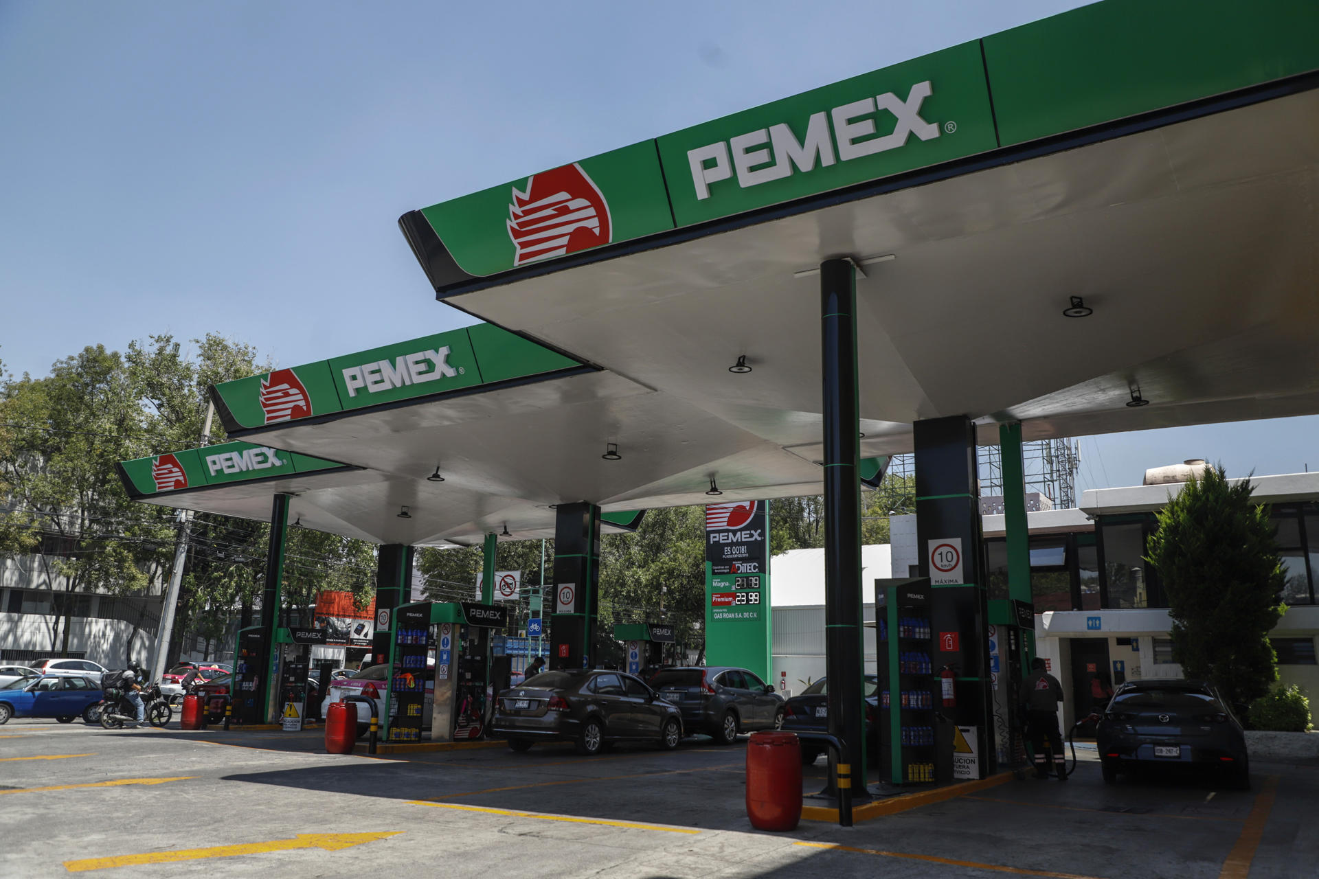 Especialistas alertan costo fiscal para México por contener precios de gasolinas