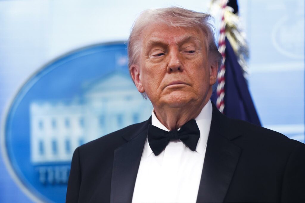 Trump: Irán está en “estado de colapso”, quieren reabrir Ormuz