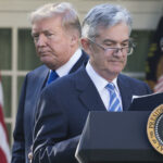 Trump amenaza con despedir a Powell si permanece en la Reserva Federal al final de su mandato