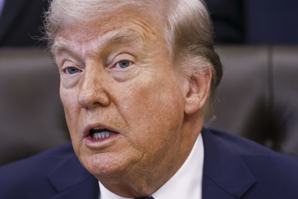 Imagen de Trump aparecerá en una edición limitada de pasaportes por los 250 años de EE.UU.