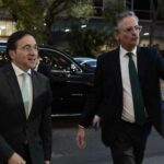 El ministro español Manuel Albares llega a México para avanzar la normalización de las relaciones