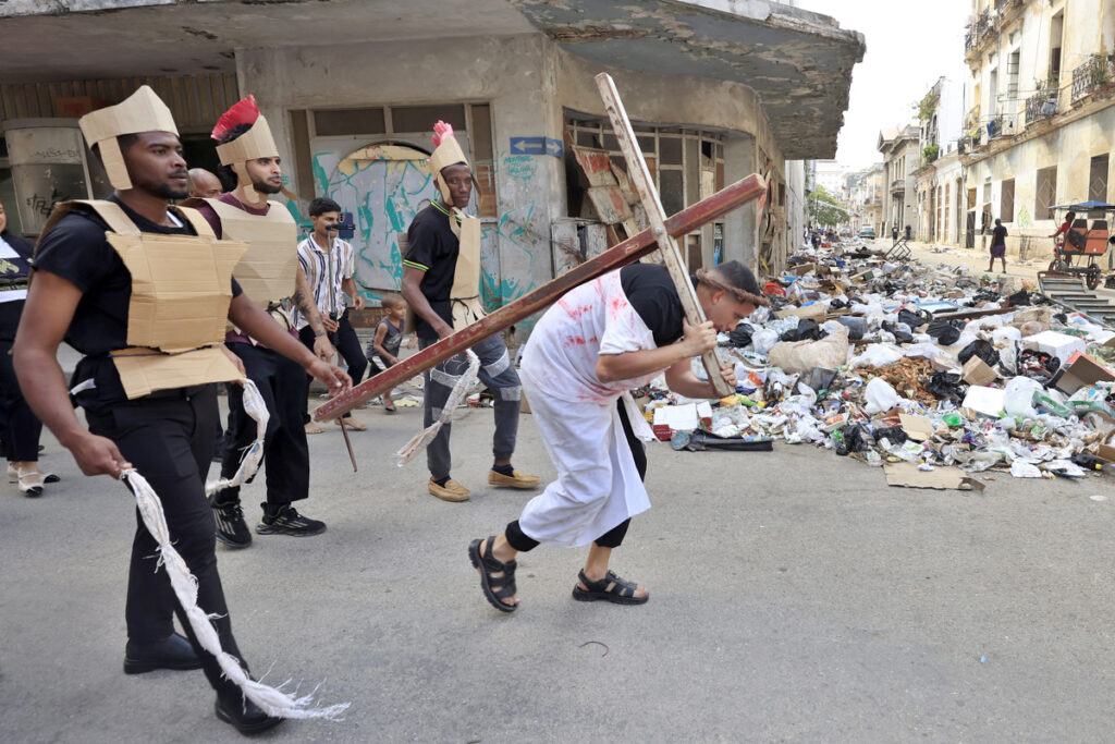 En Latinoamérica se conmemora el Viernes Santo con procesiones y plegarias - en-latinoamerica-se-conmemora-el-viernes-santo-con-procesiones-y-plegarias-2-1024x683