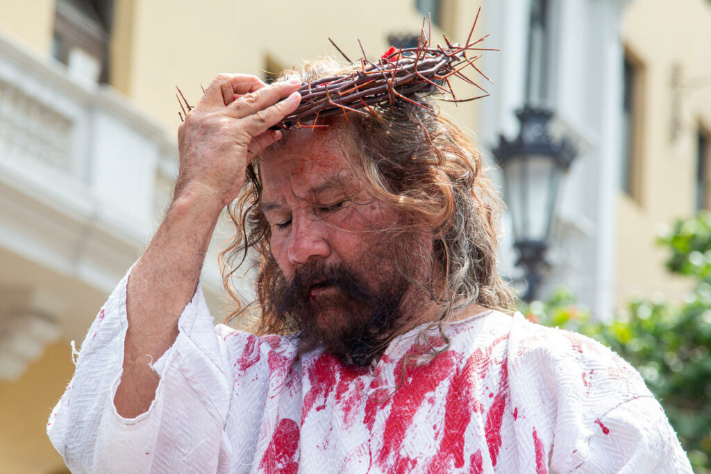 El ‘Cristo Cholo’ recorre las calles de Lima cargando la cruz para pedir paz en el mundo