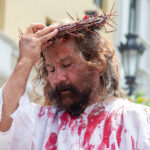 El ‘Cristo Cholo’ recorre las calles de Lima cargando la cruz para pedir paz en el mundo