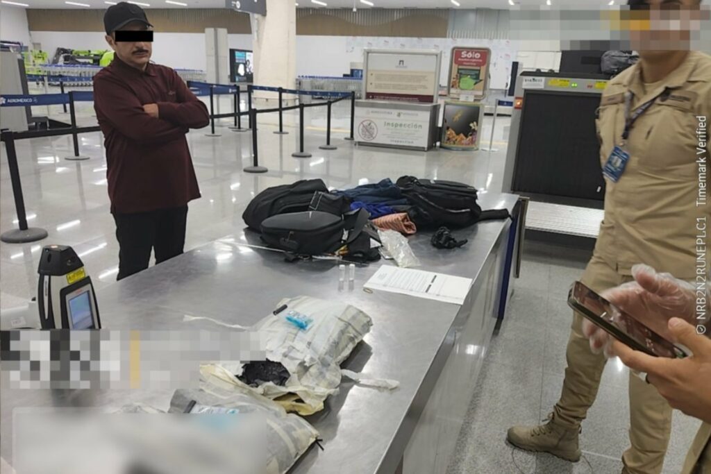 AICM: Marina detiene a hombre que transportaba cocaína en su equipaje