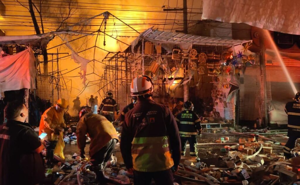 Incendio consume puestos semifijos en el Mercado de Sonora; siguen labores para sofocar las llamas