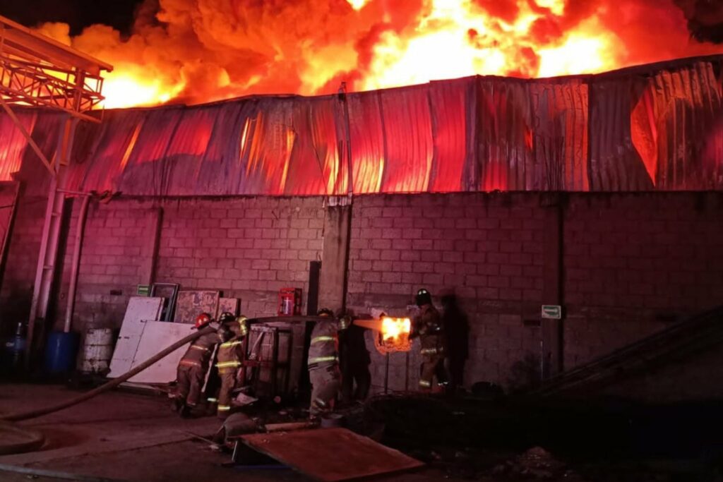 Sofocan fuerte incendio en fábrica de Ecatepec, Edomex; fueron evacuadas 100 personas