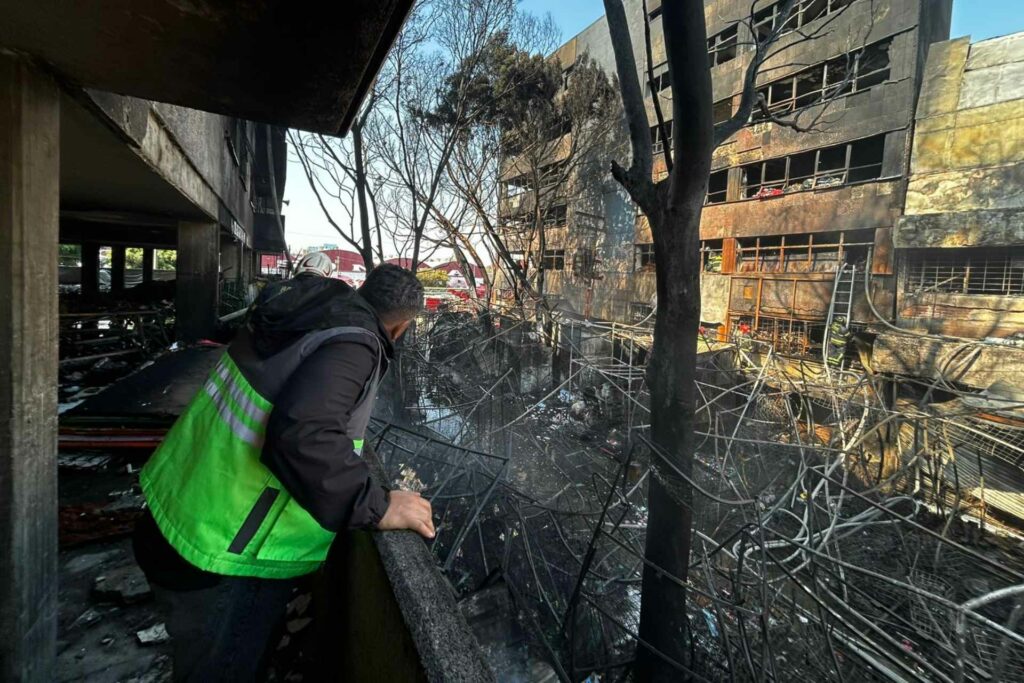 Incendio en el Mercado de Sonora de CDMX consume un centenar de puestos