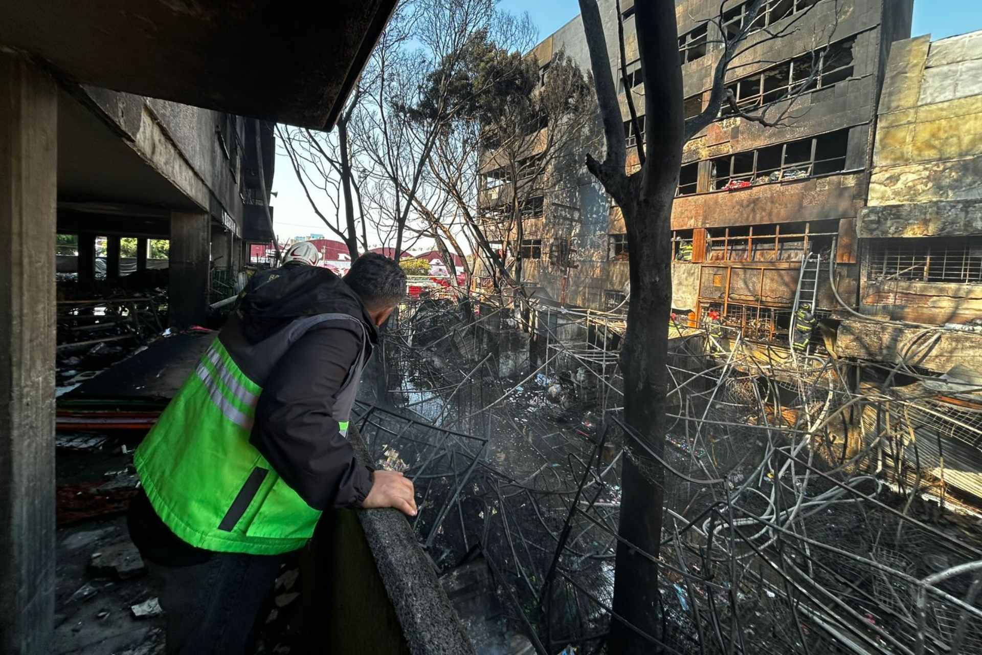 Incendio en el Mercado de Sonora de CDMX consume un centenar de puestos