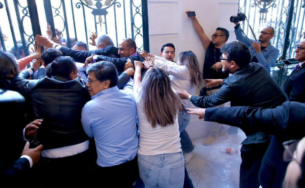 Video: Asamblea de Barrios intenta dar portazo en Congreso CDMX; suspendieron la sesión