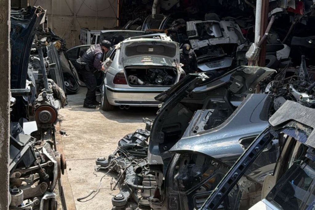 Cateos en Iztapalapa dejan cinco detenidos y aseguramiento de 50 toneladas de autopartes