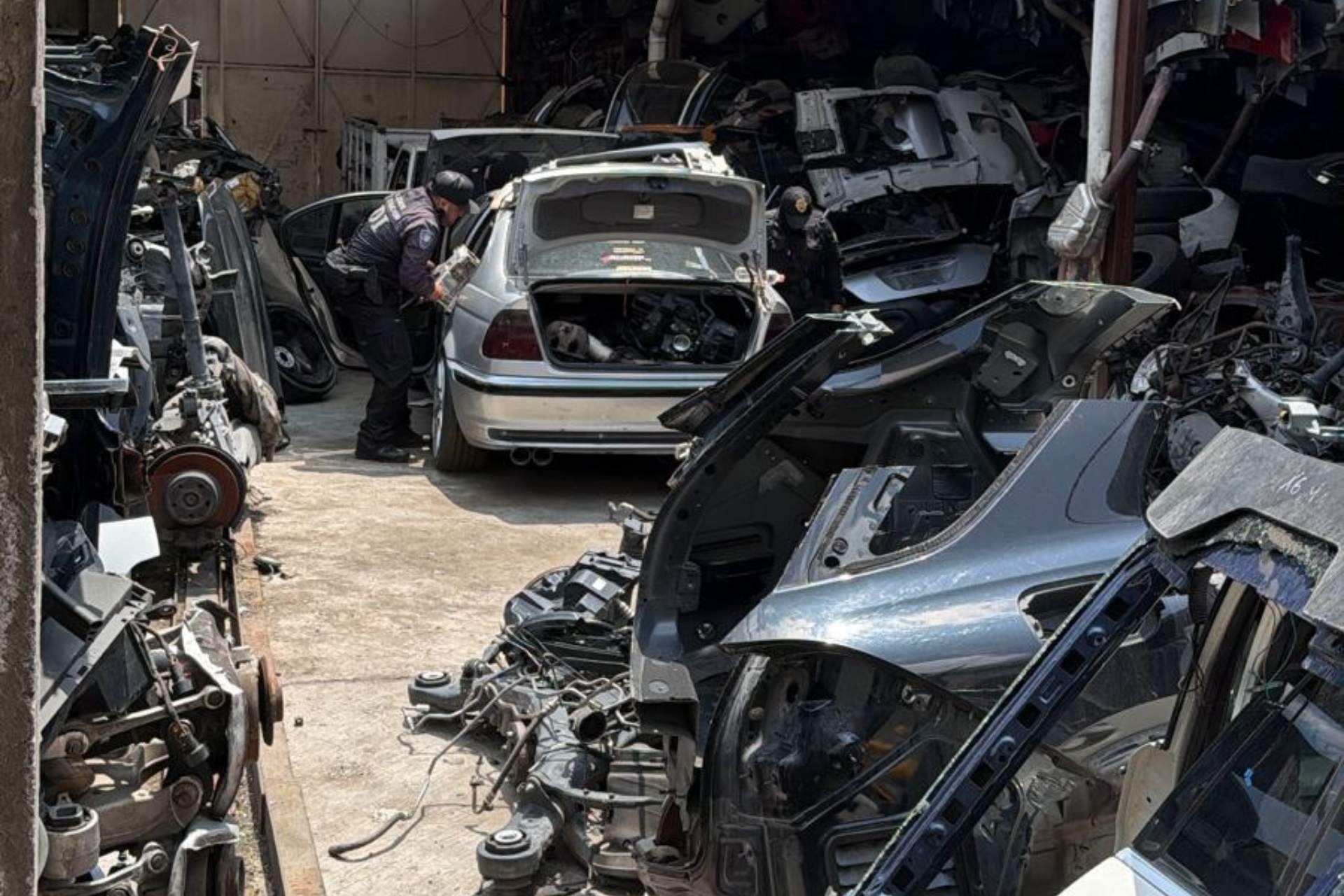 Cateos en Iztapalapa dejan cinco detenidos y aseguramiento de 50 toneladas de autopartes