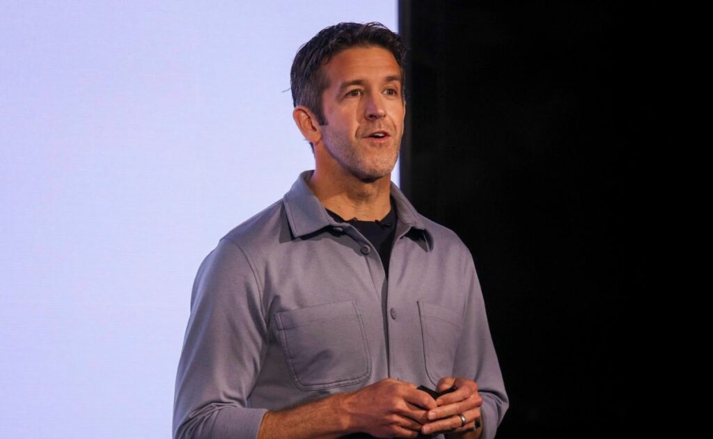 ¿Quién es John Ternus y por qué fue elegido como sucesor de Tim Cook en Apple?