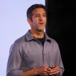 ¿Quién es John Ternus y por qué fue elegido como sucesor de Tim Cook en Apple?