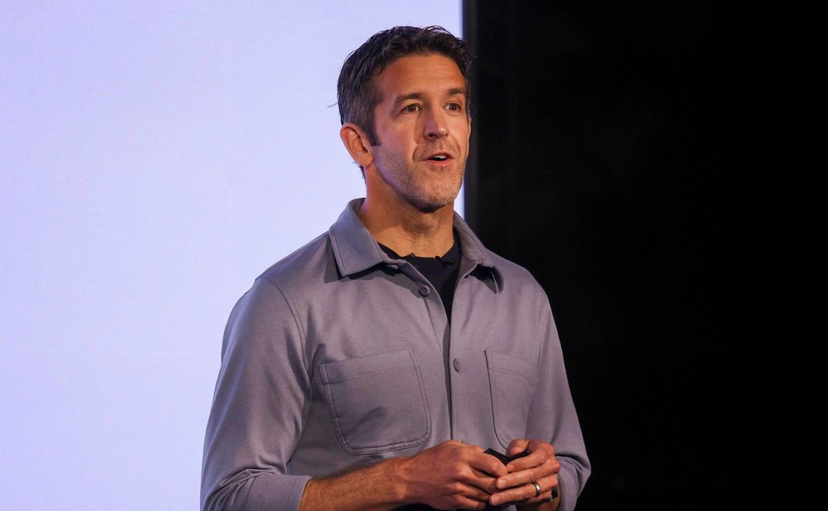 ¿Quién es John Ternus y por qué fue elegido como sucesor de Tim Cook en Apple?