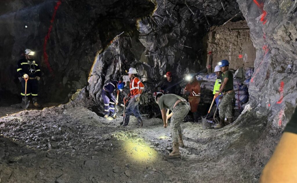 Ajustan estrategia para el rescate de mineros atrapados en Sinaloa por presencia de agua