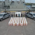 Aseguran embarcación con 103 bidones de combustible en costas de Michoacán; hay tres detenidos