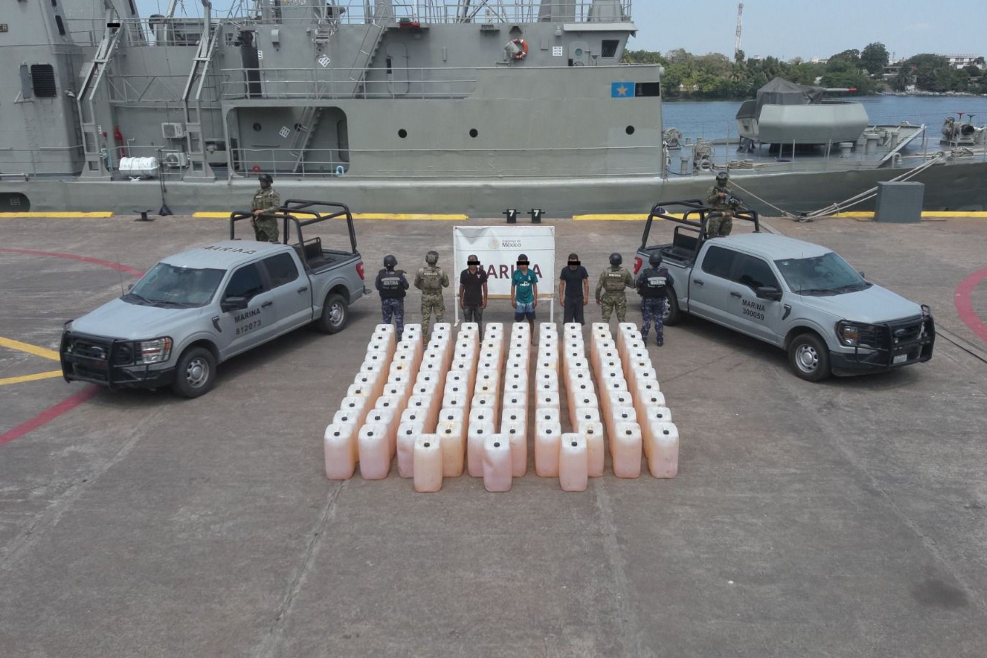 Aseguran embarcación con 103 bidones de combustible en costas de Michoacán; hay tres detenidos