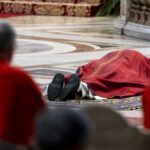 León XIV reza tendido en el suelo por la Pasión de Cristo