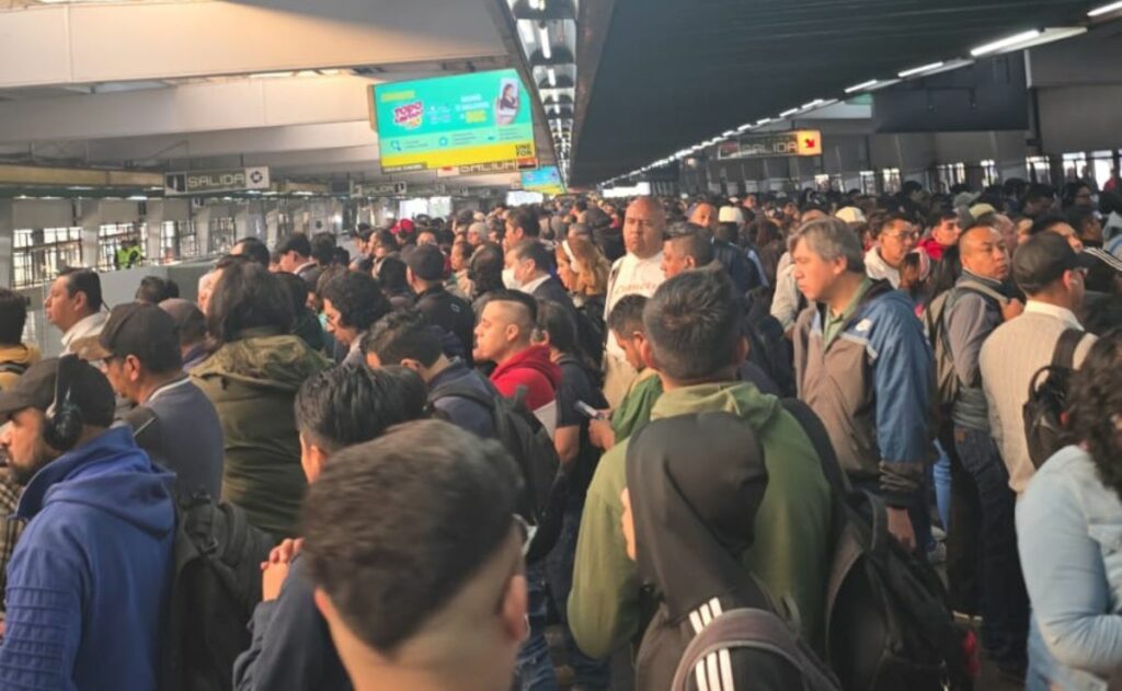 Metro CDMX hoy 8 de abril: dosificación de usuarios y retiro de trenes