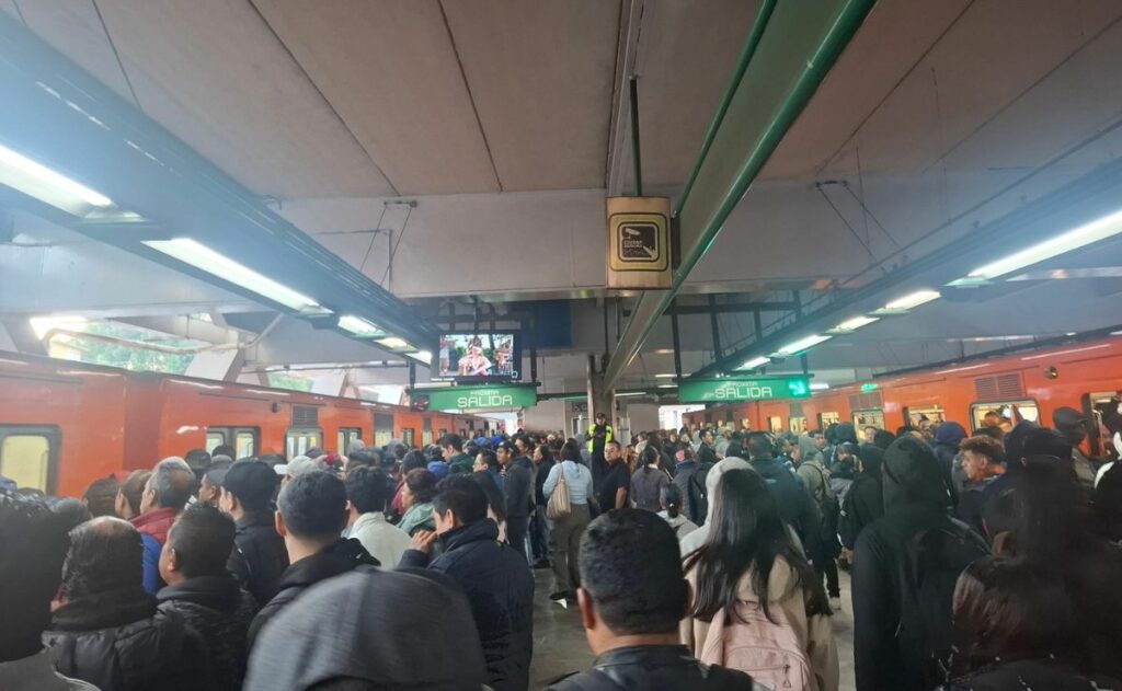 Metro CDMX, con dosificación de usuarios y retiro de un tren