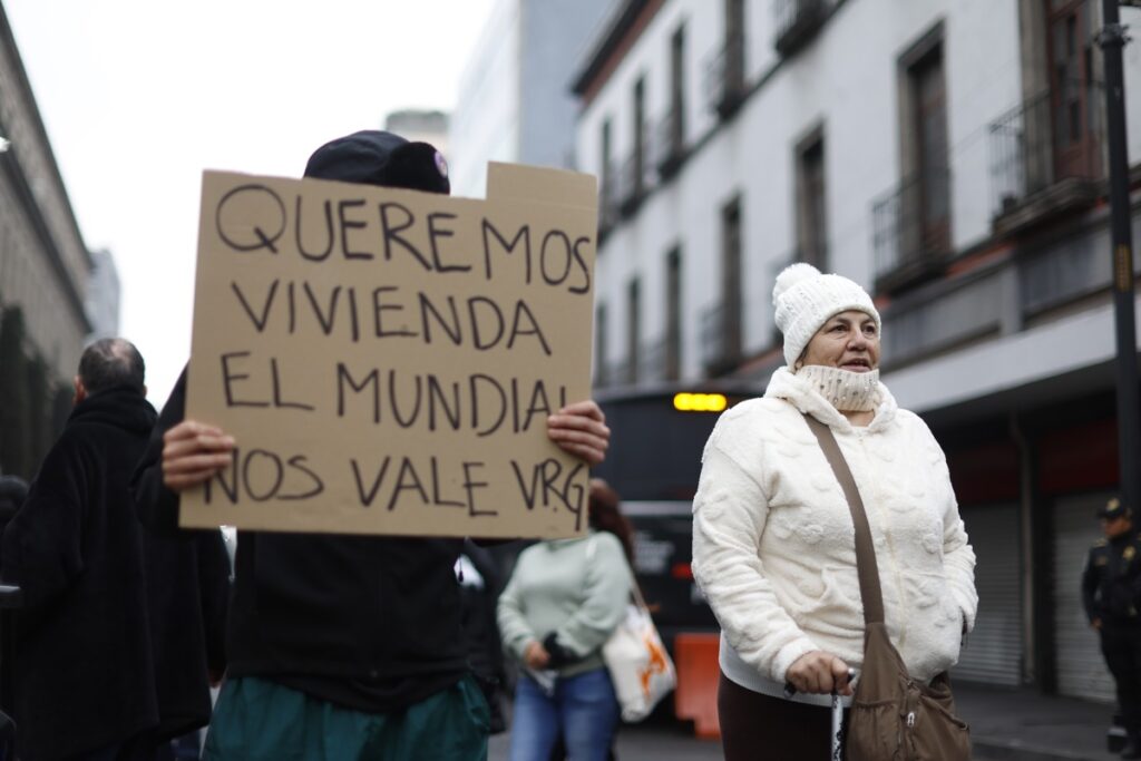 Manifestantes irrumpen en Congreso de la CDMX en protesta por vivienda