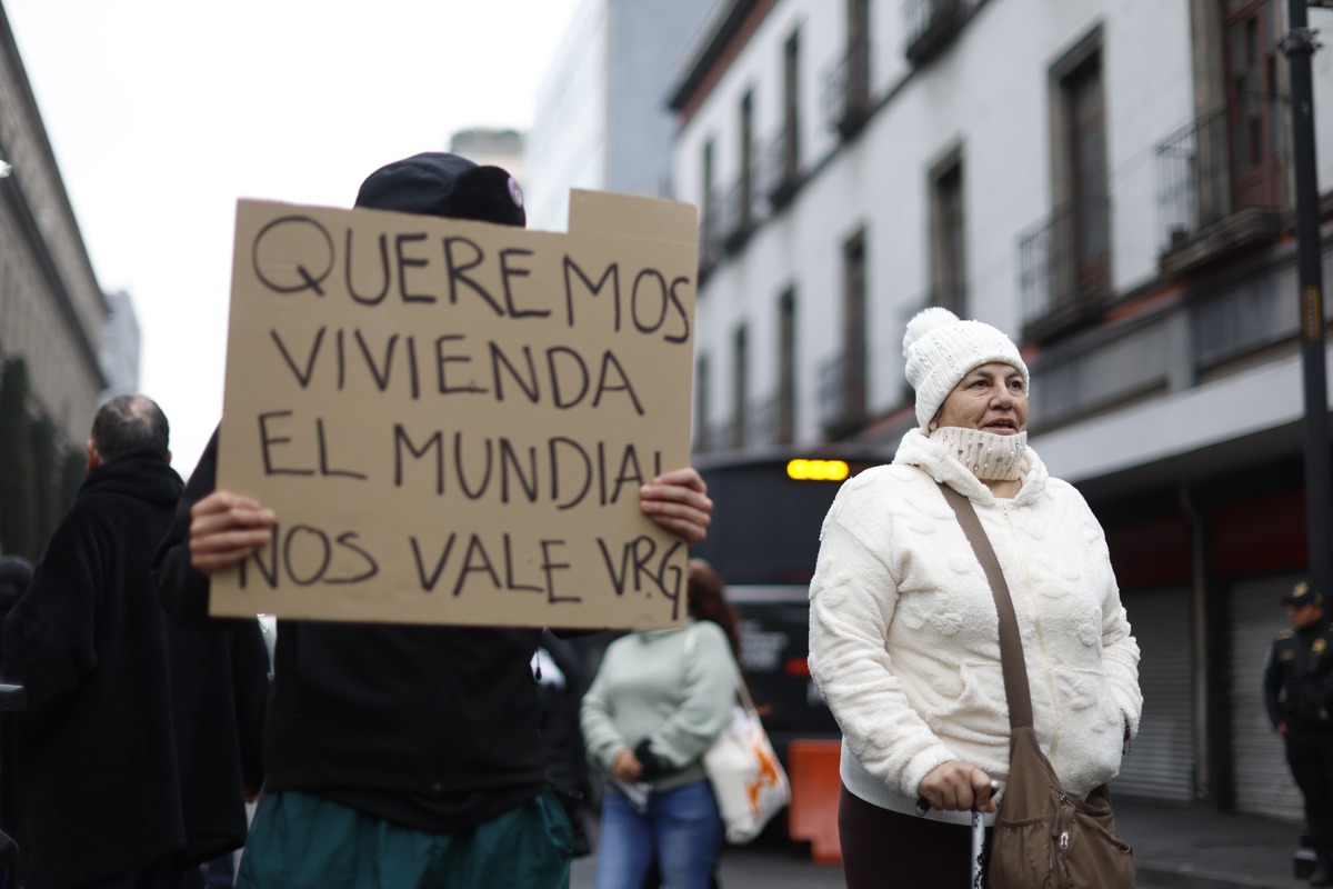 Manifestantes irrumpen en Congreso de la CDMX en protesta por vivienda