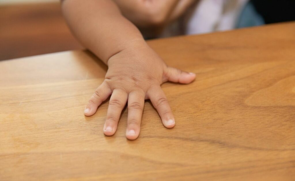 Niño de 5 años muere tras caer de cuarto piso; su mamá estaba en un bar