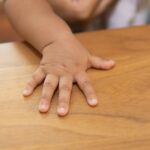 Niño de 5 años muere tras caer de cuarto piso; su mamá estaba en un bar