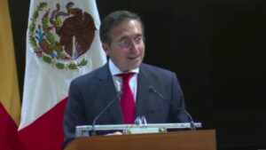 Manuel Albares subraya la "total normalidad" entre España y México tras reunirse con Sheinbaum