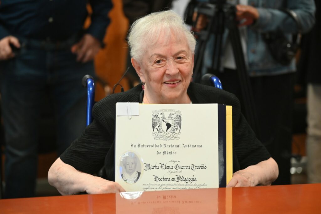A los 89 años, se doctora en la UNAM y rompe récord de longevidad académica A los 89 años, se doctora en la UNAM y rompe récord de longevidad académica