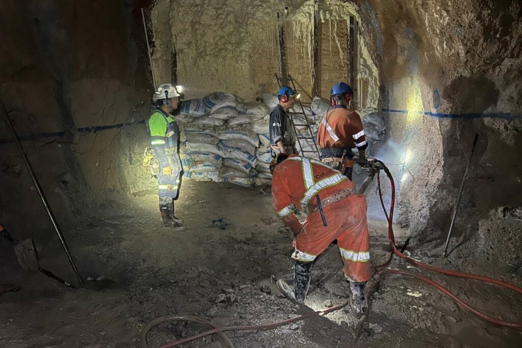 Avanzan labores de seguridad estructural para rescate de trabajadores en mina Santa Fe, Sinaloa