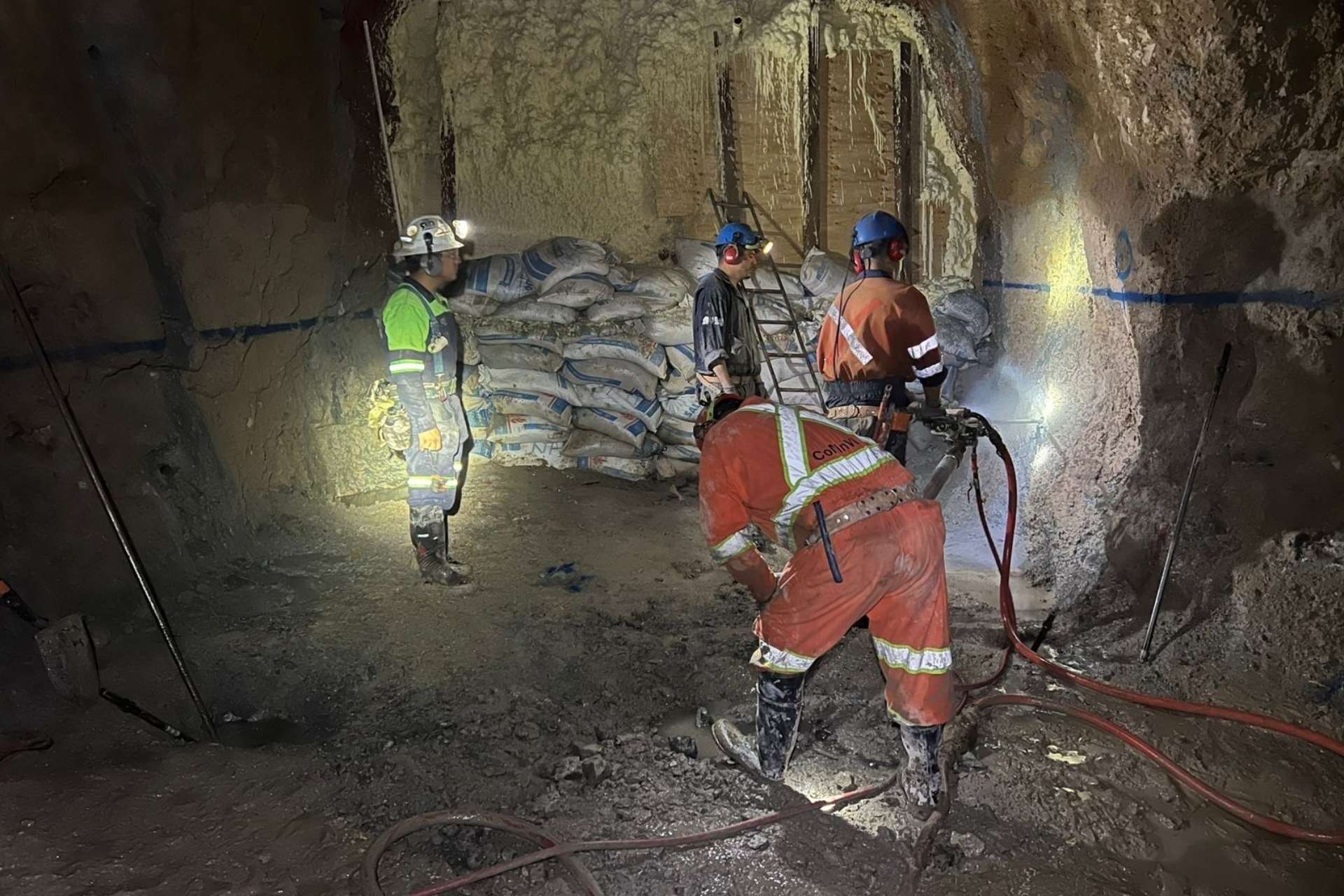 Avanzan labores de seguridad estructural para rescate de trabajadores en mina Santa Fe, Sinaloa