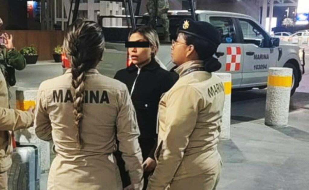 Detienen a colombiana con 14 frascos de cocaína en el AICM