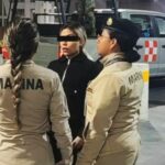 Detienen a colombiana con 14 frascos de cocaína en el AICM