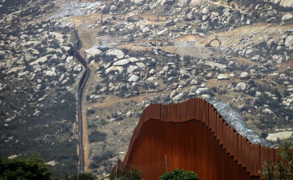 Ampliación del muro fronterizo ‘desbaratan’ cerro de pueblo indígena de Baja California