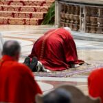 Papa León XIV reza tendido en el suelo de la basílica vaticana por la Pasión de Cristo