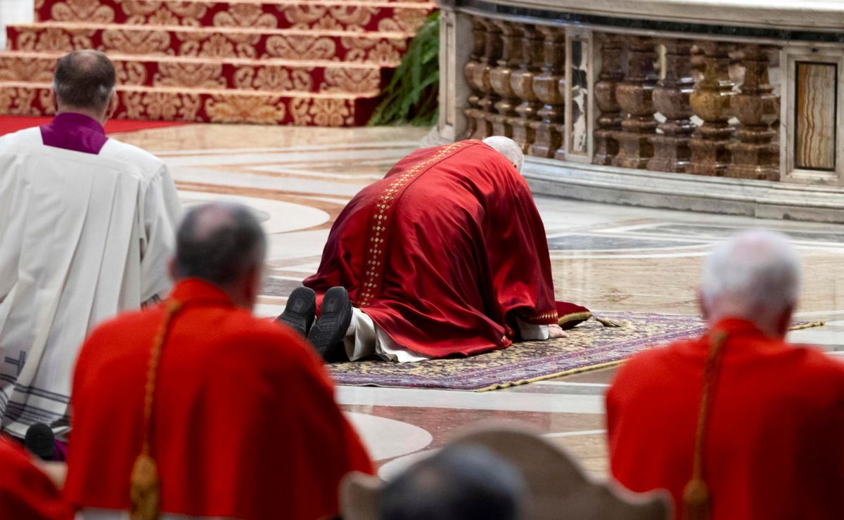 Papa León XIV reza tendido en el suelo de la basílica vaticana por la Pasión de Cristo