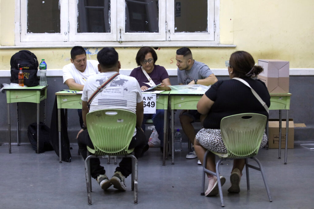 Perú extiende votación al lunes en mesas que no abrieron por falta de material electoral