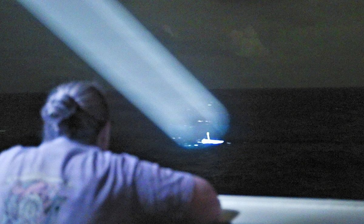 Rescatan a una familia desaparecida por 7 días en el océano Pacífico