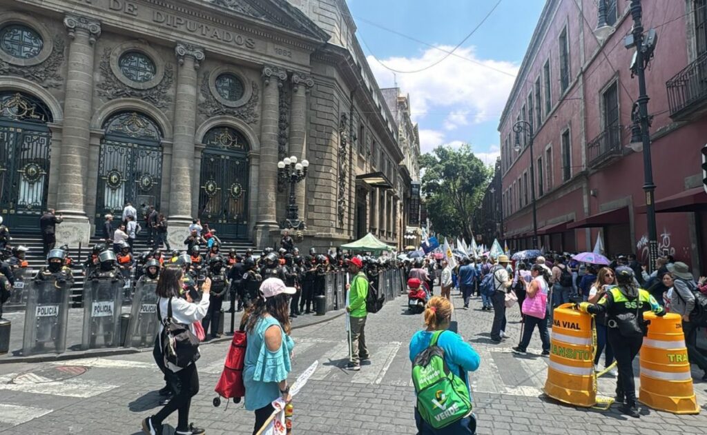 Video: Asamblea de Barrios intenta dar portazo en Congreso CDMX; suspendieron la sesión