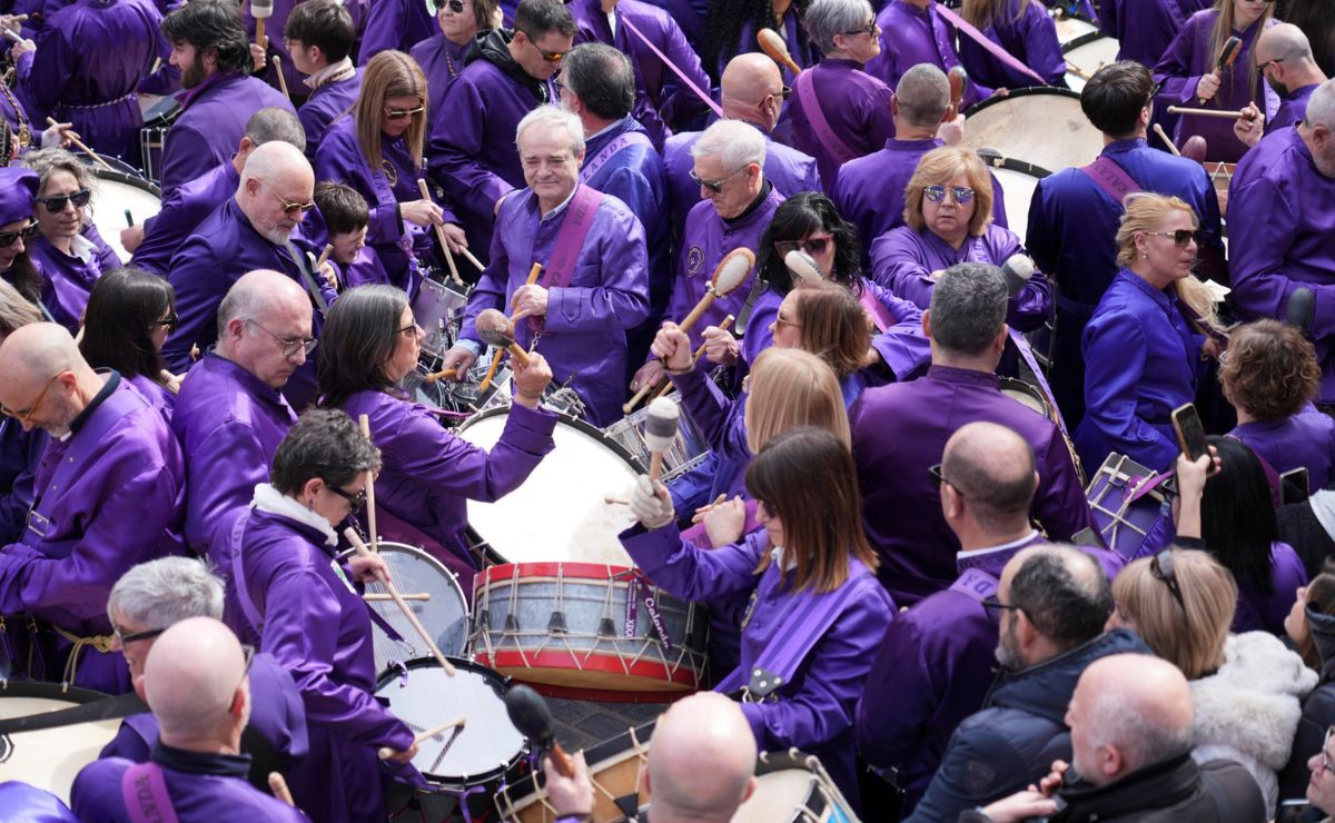 Miles de tambores y bombos rompen el silencio en el Viernes Santo en España