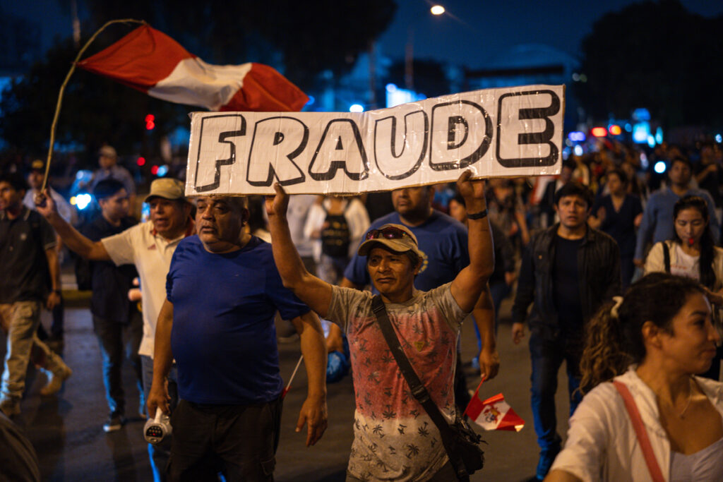 Estalla la tensión en elecciones de Perú por grito de fraude de candidato