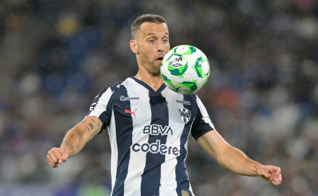 Rayados confirma salida del español Sergio Canales