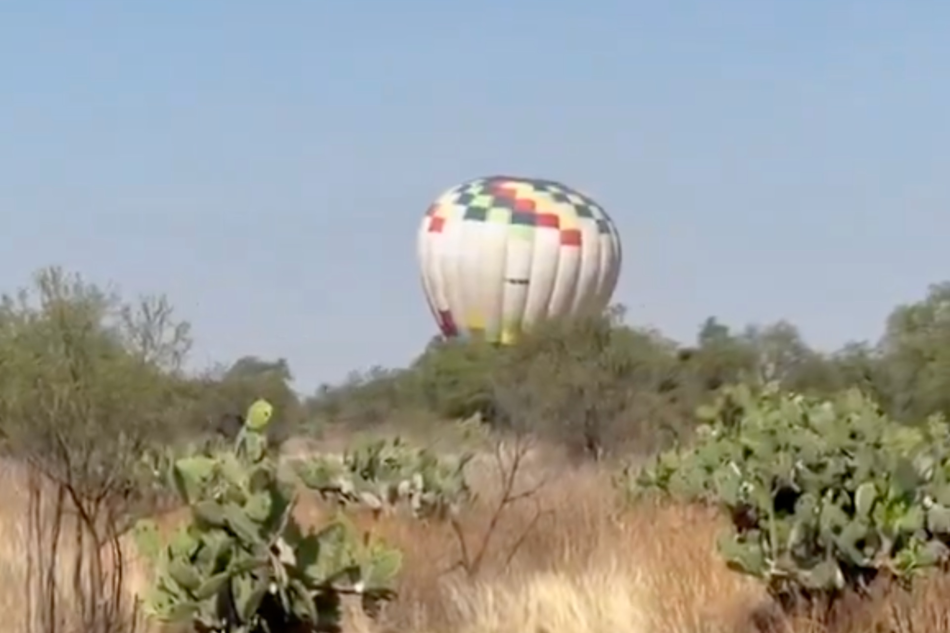 Globo aerostático aterriza de emergencia en Pirámides de Teotihuacán
